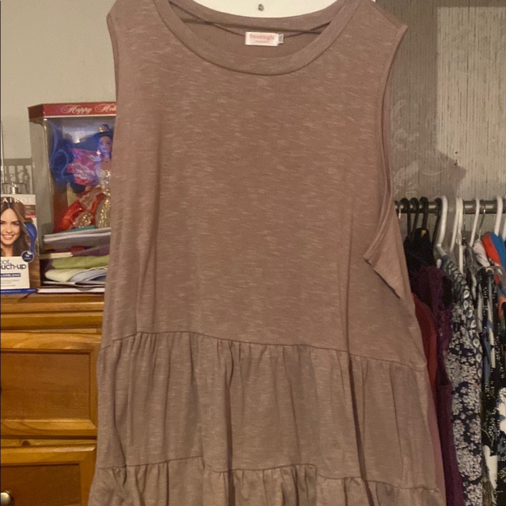 Universal Thread Sleeveless Tiered top in Taupe